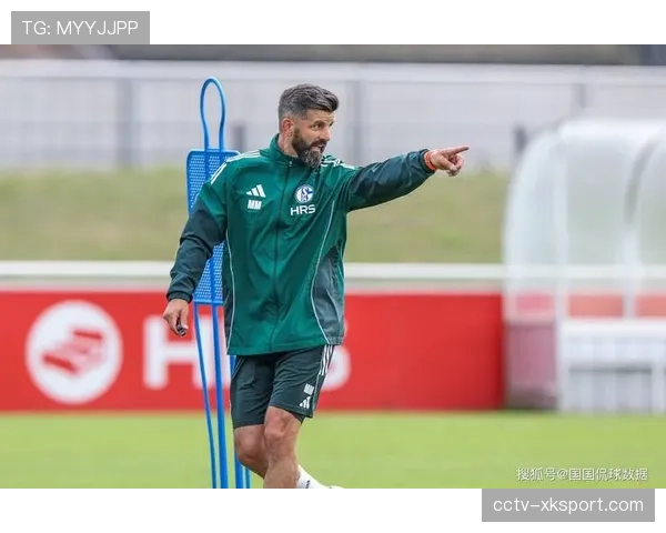 更衣室视角:沙尔克主帅如何在中场休息时调整,以增加向前的纵深传球 更衣室视角:沙尔克主帅如何在中场休息时调整,以增加向前的纵深传球