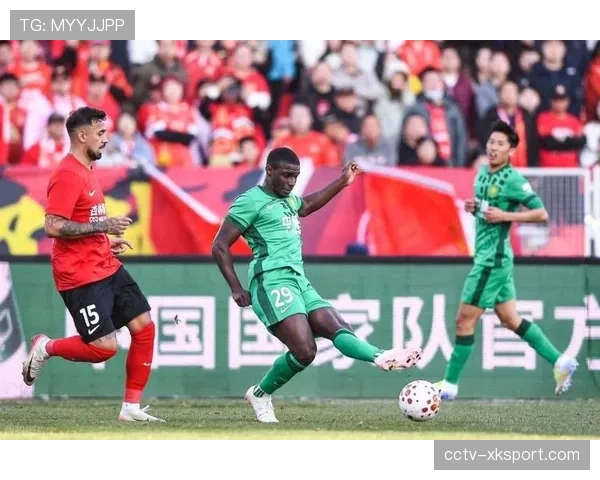 辽京对决突发变数：国安主力后卫拉莫斯比赛第12分钟伤退，柏杨替补登场